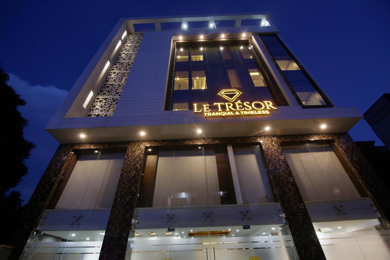Отель Le Tresor Нью-Дели Экстерьер фото
